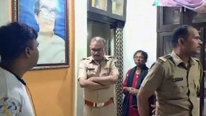 புகழ் பெற்ற கவிஞர் வீட்டில் திருடிவிட்டேனே.. பொருட்களை போட்டுவிட்டு மன்னிப்பு கடிதம் எழுதிய திருடன் 
