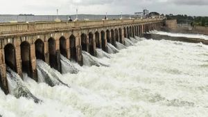 முழு கொள்ளளவை எட்டியது கேஆர்எஸ் அணை-  காவிரியில் 77,000 கன அடி நீரை திறந்துவிட்ட கர்நாடகா! 