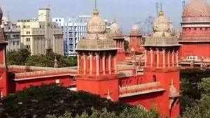 யூடியூப் சேனல்களால் போலீசாரின் புலன் விசாரணை பாதிக்கப்படுவதாக வழக்கு.. சென்னை ஐகோர்ட் போட்ட உத்தரவு!