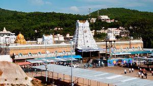 திருப்பதி ஏழுமலையான் கோவிலில் திடீரென அமலுக்கு வந்த ஆடை கட்டுப்பாடு! 