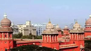 கோயில் நிலத்தில் கனிம வள கொள்ளை.. சென்னை உயர்நீதிமன்றம் மேஜர் உத்தரவு.. அரசு ஊழியர்கள் கலக்கம் 