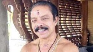 இதுதான் ‛லக்’..  ஒரே நாளில் கோடீஸ்வரராக மாறிய கோவில் அர்ச்சகர்.. கைக்கொடுத்த கேரளா லாட்டரி! 
