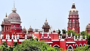 கூலிப்படையை வைத்து மிரட்டிய முன்னாள் தாசில்தார்.. போலீசாருக்கு சென்னை ஐகோர்ட் போட்ட அதிரடி உத்தரவு!