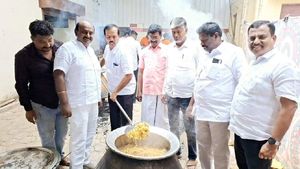 மீண்டும்.. மீண்டுமா.. கோவை தொகுதி வெற்றிக்காக திமுகவினருக்கு மட்டன் பிரியாணி விருந்து! 