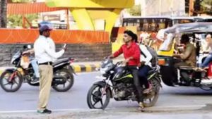 கேரளாவில் அதிரடி.. பைக் ஓட்டும்போது பின்னால் இருப்பவரிடம் பேசினால் அபராதம்.. காரணம் தான் ஹைலைட் 