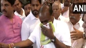 பிரஸ்மீட்டில் பேசும் போதே.. மூக்கில் வழிந்த ரத்தம்! மத்திய அமைச்சர் குமாரசாமி மருத்துவமனையில் அனுமதி