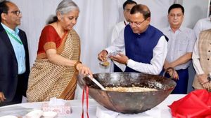 மத்திய பட்ஜெட்டுக்கான ஆயத்தப் பணிகளின் நிறைவுக் கட்டம்- அல்வா தயாரிக்கும் நிகழ்ச்சியுடன் தொடக்கம்! 