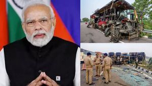 அதிகாலையில் கோர விபத்து.. 18 பேர் உடல் நசுங்கி பலி! உ.பியில் சோகம்.. பிரதமர் மோடி நிவாரணம் அறிவிப்பு 