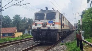 திருநெல்வேலி-மேட்டுப்பாளையம் ரயிலை கல்லிடைக்குறிச்சியில் நிறுத்தாத டிரைவர்.. பாடம் புகட்டிய மக்கள் 