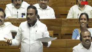 பொதுத்துறை நிறுவனங்களை தனியாருக்கு விற்று.. இட ஒதுக்கீட்டை மறுக்கிறார்கள்! லோக்சபாவில் ஆ.ராசா ஆவேசம்