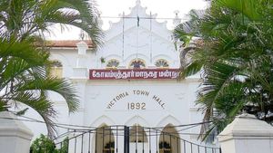 கோவை மேயர் ராஜினாமா.. அதிமுக கவுன்சிலர் கேட்ட ஒற்றை கேள்வி.. அதிர்ந்த கூட்டம் 