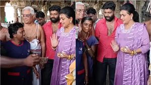 திருச்செந்தூர் கோயிலில் நெருங்கி வந்த தூய்மை பணியாளர்கள்.. நடிகை ரோஜா செயலால் கடும் விமர்சனம்