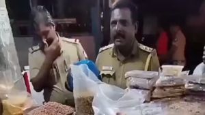  பட்டாணி கொடு.. காசெல்லாம் தரமுடியாது! திருச்சியில் கடைக்காரரிடம் வாக்குவாதம் செய்த எஸ்.எஸ்.ஐ சஸ்பெண்ட்