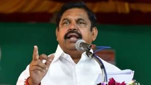 கை விலங்கு இல்லாமல் கொலை குற்றவாளியை அழைத்து செல்வார்களா? சந்தேகம் கிளப்பும் எடப்பாடி பழனிசாமி 