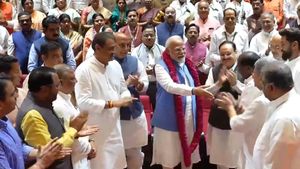 லோக்சபா: எதிர்க்கட்சி எம்பிக்களின் அமளி முழக்கங்களுக்கு நடுவே தொடர்ந்து பேசிய மோடி- தமிழில் கோஷம்! 