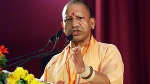 உ.பி. பாஜக முதல்வர் யோகி ஆதித்யநாத் மாற்றம்? துணை முதல்வர் மவுரியா போர்க்கொடி? டெல்லியில் ஆலோசனை 