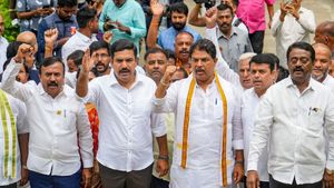 சட்டசபையில் விடிய விடிய தர்ணா.. 'பாய், தலையணை' பிளானுடன் வந்த கர்நாடக பாஜக எம்எல்ஏக்கள்! என்னாச்சு 