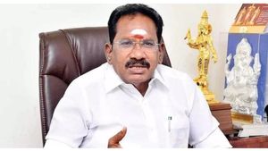 இங்க தான் நீங்க ‘கிராஸ்’ பண்ணனும்..தீவிரவாதிகள் மாதிரி நடத்துறீங்களே! செல்லூர் ராஜூவுக்கு வந்த கோபம் 