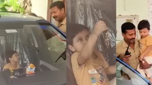 சாவியுடன் காருக்குள் சிக்கிய 2 வயது குழந்தை.. 45 நிமிடம் போராடிய போலீஸ்.. பரவும் வீடியோ காட்சி! 