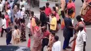 திருவண்ணாமலை கிரிவலப்பாதையில் திருநங்கைகள் கட்டாய பண வசூல்? காசு கொடுத்தால்தான் நகர முடியும்! 