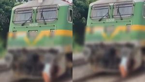 இன்ஜினில் தொங்கிய உடல்.. ரயிலில் இருந்து இறங்கிய பைலட்டுக்கு அதிர்ச்சி! உடலில் சொட்டிய ரத்தம்