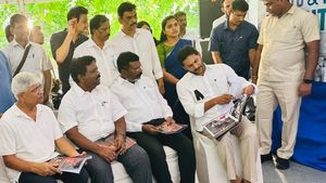 ஜெகன் இருக்க வேண்டியது இந்தியா கூட்டணியில்தான்.. டெல்லி போராட்டத்தில் நேரில் அழைத்த திருமாவளவன்! 