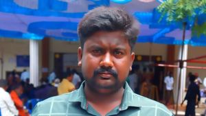 பான் கார்டை திறந்து பார்த்ததுமே.. வியர்த்து போன வேலூர் இளைஞர்.. 3.5 கோடிக்கு வந்த நோட்டீஸ் 