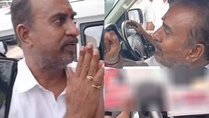செய்தியாளர்களை சந்திக்க ஏன் பயப்படுகிறீர்கள்? பத்திரிகையாளர் கேள்வியால் டென்ஷனான  எஸ்பி வேலுமணி 