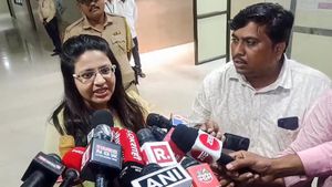 சர்ச்சையில் இளம்பெண் ஐஏஎஸ்.. பூஜாவை பயிற்சி பணியில் இருந்து விடுவித்த மகாராஷ்டிரா! அடுத்த என்ன? 