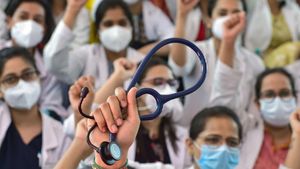 முதுநிலை நீட் தேர்விலும் சர்ச்சை.. 1,000 கிமீ தொலைவில் ஒதுக்கப்பட்ட தேர்வு மையம்? மாணவர்கள் கொதிப்பு