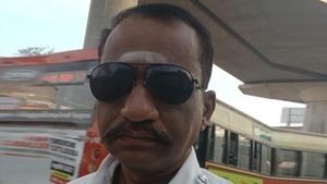  3 நாளுக்கு முன்னாடிதான் டிரான்ஸ்பர் ஆனார்.. சென்னையில் ரேஸ் பைக் மோதி பலியான காவலர் குடும்பம் சோகம்!