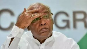  சித்தராமையாவைத் தொடர்ந்து சிக்கலில் கார்கே! விமானவியல் பூங்காவில் மகனுக்கு சட்டவிரோத நில ஒதுக்கீடு!