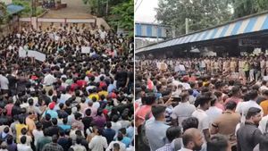 இரு எல்கேஜி குழந்தைகளுக்கு பாலியல் தொல்லை! பள்ளி சூறை! பெற்றோர் ரயில் மறியல்! பதற்றத்தில் தானே! 