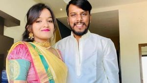 மனைவியின் தோழி படுக்கையறையில்.. விடிகாலை  நாற்காலியில் பீதியை கிளப்பிய கணவன்.. பெங்களூரில் இப்படியா?