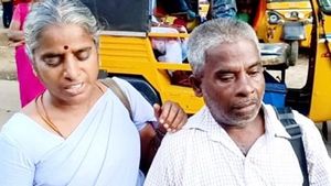 வேலூர் அரசு பஸ் ஓட்டுநர், நடத்துநர் சஸ்பெண்ட்.. பரிதவித்த பார்வையற்ற தம்பதிக்காக அதிரடி நடவடிக்கை 