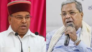 கர்நாடகா ஆளுநர் மீது 'கொலைவெறியில்' சித்தராமையா ஆதரவாளர்கள்- நிகழ்ச்சிகள் ரத்து- இசட் பாதுகாப்பு! 