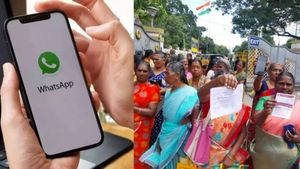 வாட்ஸ்அப்பில் வதந்தி.. தருவீங்களா, மாட்டீங்களா.. மகளிர் உரிமைத்தொகை கேட்டு ஆட்சியர் அலுவலகம் முற்றுகை 