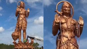 அமெரிக்காவில் 90 அடியில் அனுமன் சிலை.. ஹெலிகாப்டரில் வந்து 70 அடிக்கு மாலை.. வியந்து பார்த்த மக்கள்!