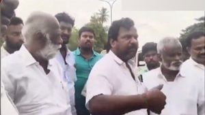 புதுச்சேரியை சுற்றி வேலி போட்ருவோம்.. உதயநிதி பேனரை அகற்றிய அதிகாரிகளை மிரட்டிய திமுகவினர் 