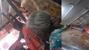 ஈரோடு அரசு பஸ்ஸில் யார் பாருங்க.. மழையில் நனைந்தபடியே..கூரை ஓட்டையில் ஒழுகிய நீரால் பல்லிளித்த பவானி
