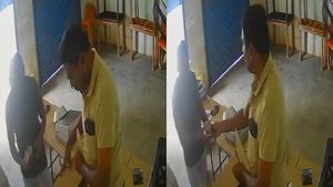 மாட்டிக்கினாரு ஒருத்தரு. ஏட்டையா அப்படியே நைசா எடுங்க! பார் கல்லாப் பெட்டிக்குள் கையை விட்ட போலீஸ்.!
