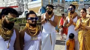 அம்மாடி அள்ளவே முடியாத தங்கம்.. திருமலை திருப்பதியில் நடமாடும் நகைக்கடையாக வந்த பக்தர்கள் 