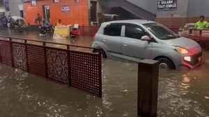  டெல்லியில் கொட்டித்  தீர்க்கும் கனமழை! வீடுகளைச் சூழ்ந்த வெள்ளம்! எங்கு பார்த்தாலும் தண்ணீர் தான்!
