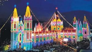 வேளாங்கண்ணி பேராலயத்தில் ஆண்டு பெருவிழா கொடியேற்றத்துடன் தொடங்கியது.. பள்ளி கல்லூரிகளுக்கு லீவ்! 