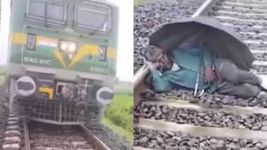தண்டவாளத்தில் தலை வைத்து தூங்கிய முதியவர்.. ரயிலை நிறுத்தி எழுப்பிவிட்டு சென்ற லோகோ பைலட்.. வீடியோ 