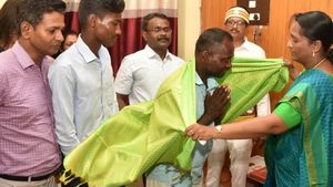 மகன் படித்த மதுரை அரசுப் பள்ளி.. 3 நாள் சம்பளமின்றி வேலை செய்த தந்தை.. கலெக்டர் தந்த இன்ப அதிர்ச்சி 
