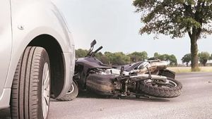 திண்டுக்கல்லில் பைக் - கார் மோதல்! 2 குழந்தைகள் உள்பட ஒரே குடும்பத்தைச் சேர்ந்த 4 பேர் பலி 