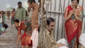 ஆடி அமாவாசை! திருச்செந்தூர் முருகன் கோயில் துலாபாரத்தில் அரிசி காணிக்கை வழங்கிய அன்புமணி- சவுமியா 