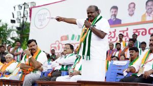 சித்தராமையா ஆட்சி 10 மாதம்தான்..டிகே சிவகுமார்தான் கவிழ்க்கப் போகிறார்.. கொளுத்திப் போட்ட குமாரசாமி!