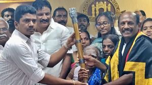 மேயரானாலும் பழக்கத்தை விடல.. சைக்கிளில் வந்து பதவியேற்ற ராமகிருஷ்ணன்! தாயார் கையால் அங்கியை பெற்றார்